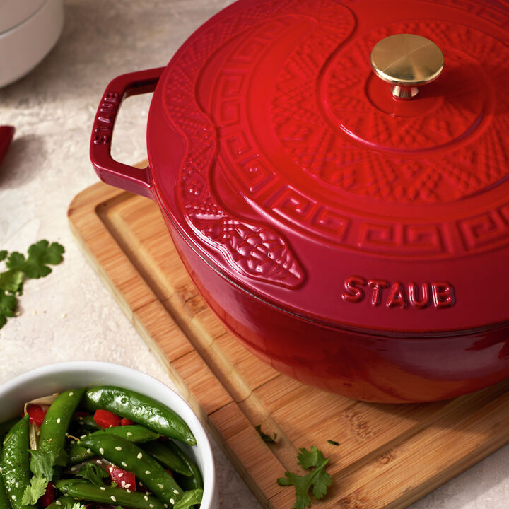 STAUB La Cocotte ronde en fonte essentielle avec couvercle serpent, 4,8L - Cerise