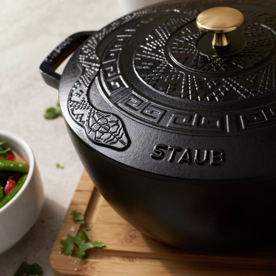 STAUB La Cocotte Four français essentiel rond en fonte 4,8 L avec couvercle serpent, Noir