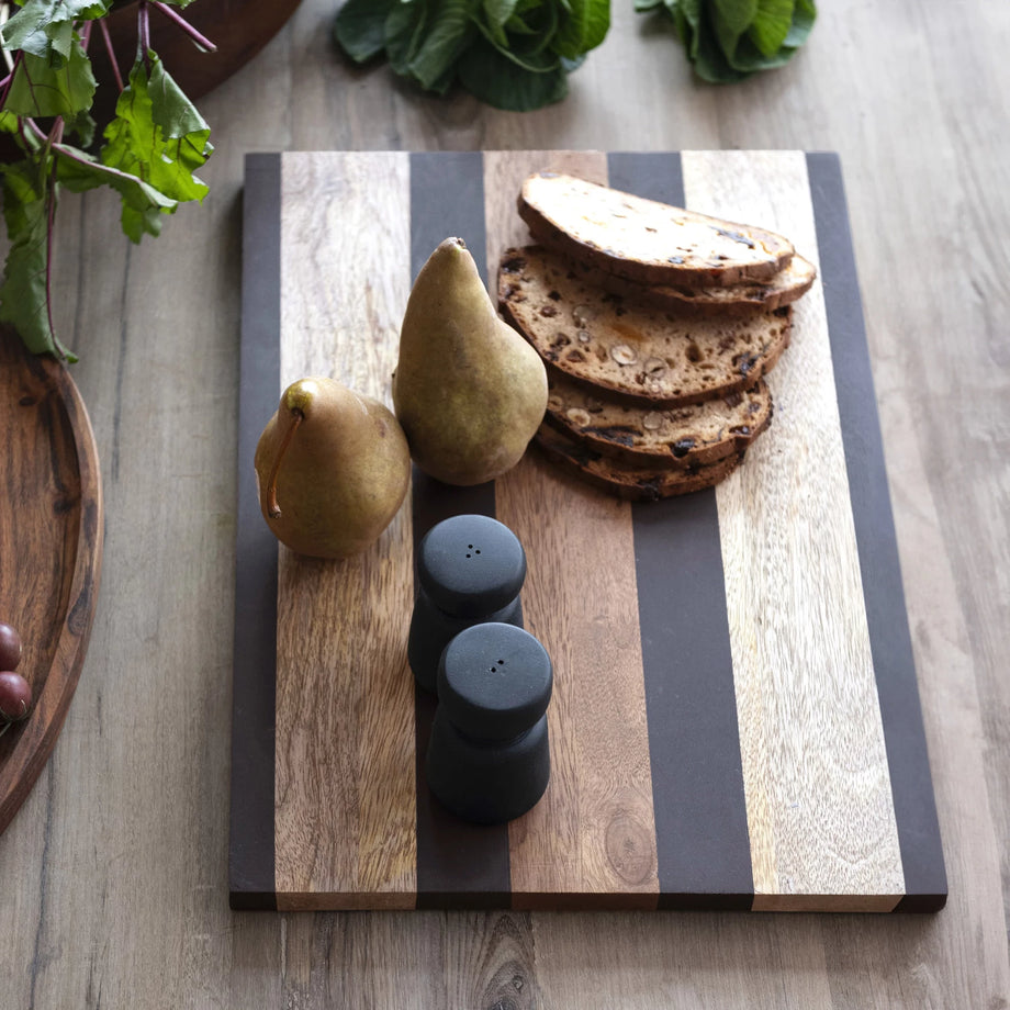 Planche à découper à fromage en bois de mangue Creative Co-Op avec rayures